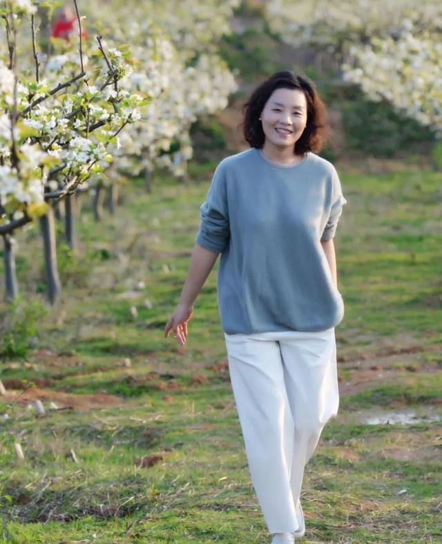 秋天女生穿什么衣服合适呢，秋天女人穿啥衣服合适（衣服“在精不在多”）