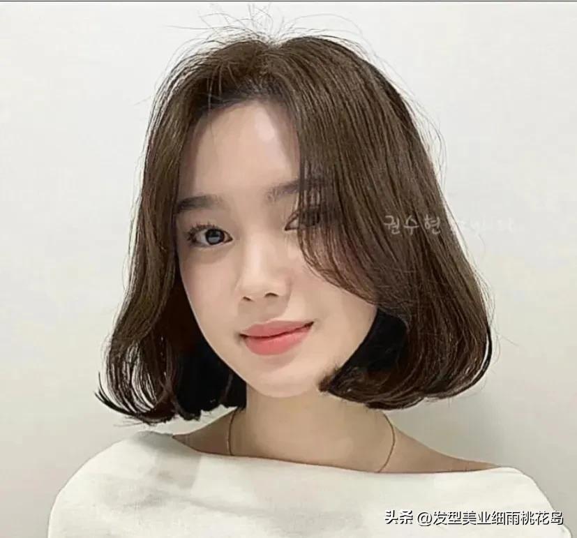 女生中短发烫发图片(女生短发烫发图片2021) - 珍缘易学
