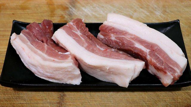 急求助肉焖豆角怎么做，豆角焖肉图片（教你家常美味的烧肉焖豇豆）