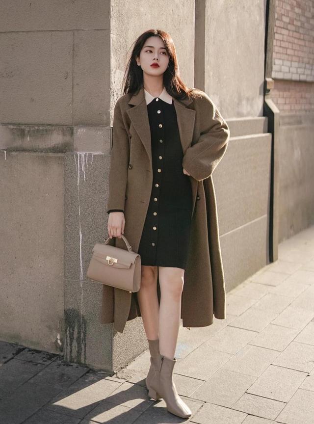 皮裙搭配什么上衣图片，皮裙怎么搭配衣服图片（短裙+靴子才是轻熟风的正确打开方式）