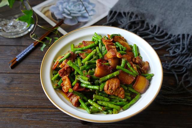 急求助肉焖豆角怎么做，豆角焖肉图片（教你家常美味的烧肉焖豇豆）