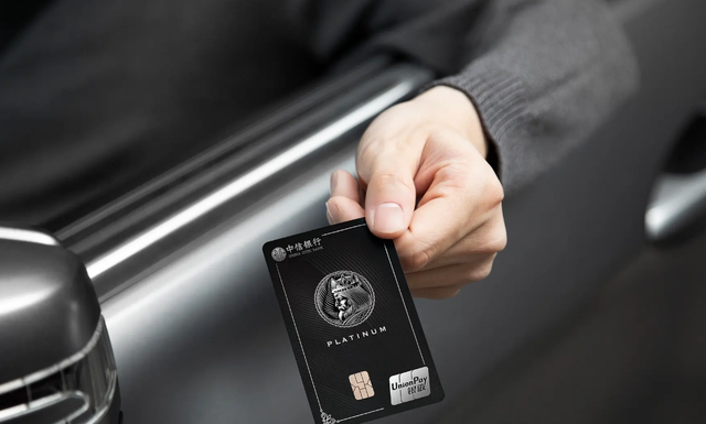 【建行黑金卡年费多少】:现实生活中的黑卡,我国仅有3家银行发行,到底