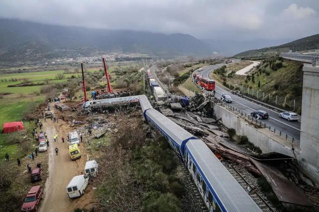 上海磁悬浮事故死亡，什么是气垫车（两列火车迎面相撞）