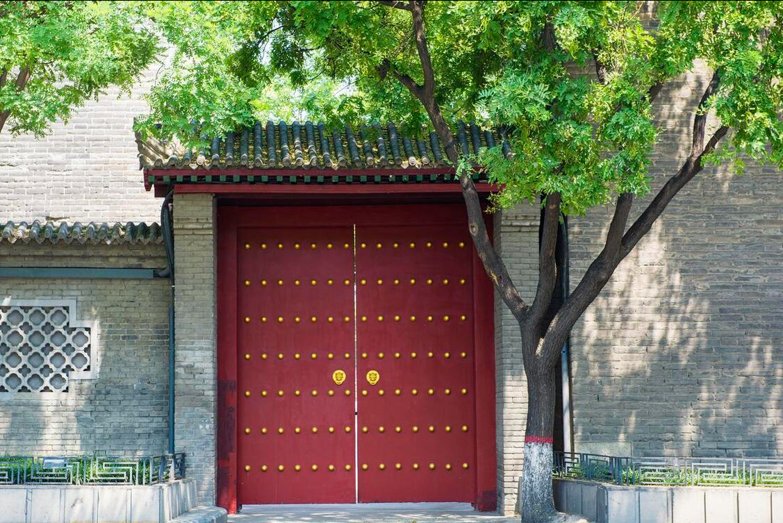 1_正对大门挂什么好,正对大门栽什么树好