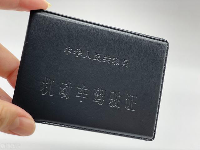 斑马线可以掉头吗，路口有斑马线掉头的正确方式（这4种情况掉头不用看信号灯）
