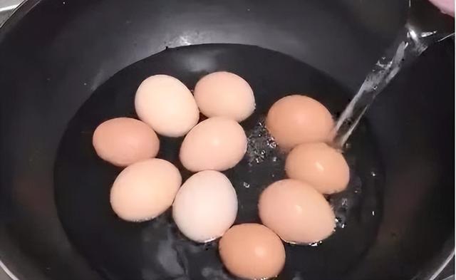 怎么防止鸡蛋被煮裂，煮鸡蛋防止蛋壳破裂最佳方法（很多人第一步就做错）