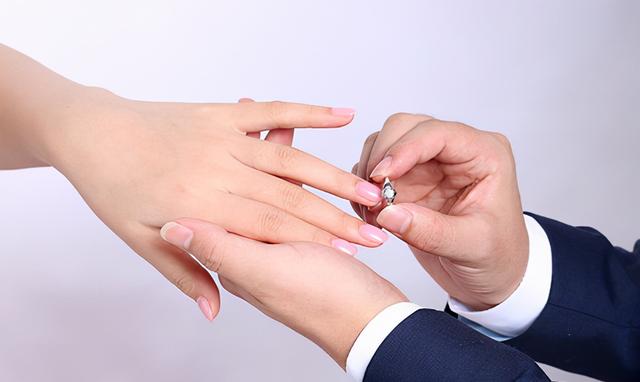 婚的戒指带那个指头(婚戒指应该戴在哪个手指)