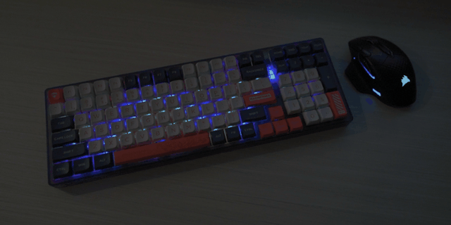 如何实现一台电脑多屏显示，如何实现一台电脑多屏显示同步（双屏无线办公桌面搭建）