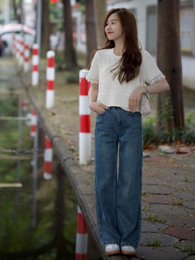 街拍牛仔裤搭配技巧，牛仔裤下面一定不要配“运动鞋”