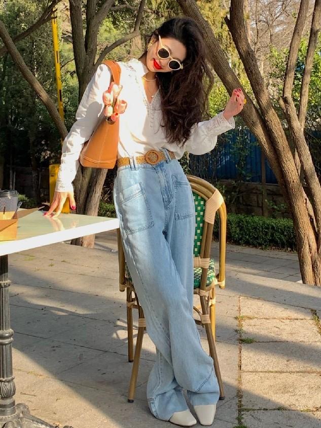 街拍牛仔裤搭配技巧，牛仔裤下面一定不要配“运动鞋”