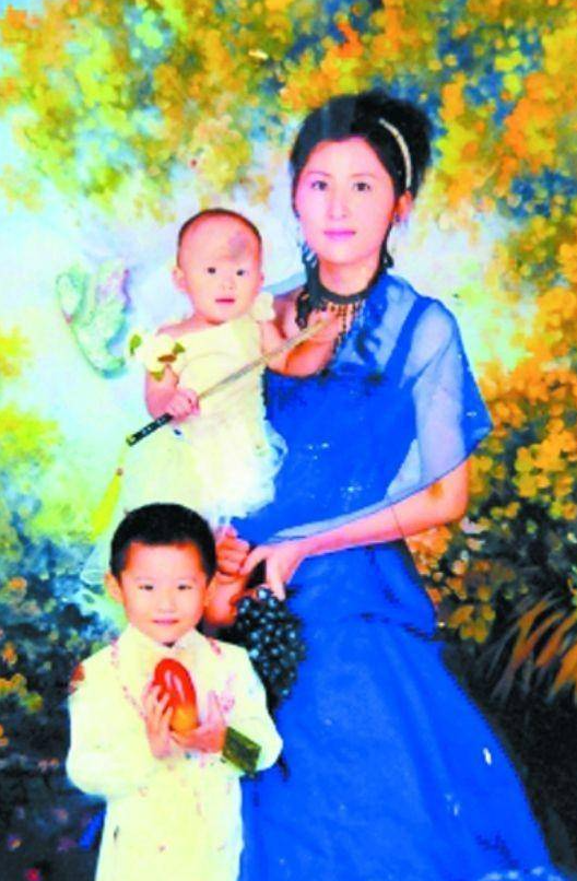两岁小悦悦事件过程，那个被车撞倒、18人路过无视的两岁女童小悦悦