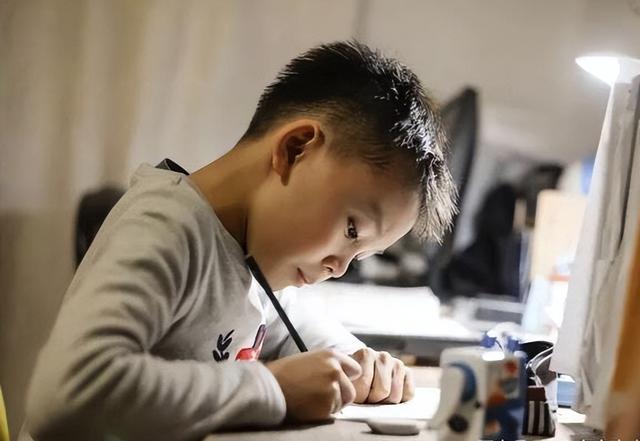 怎样给小学生补课，小学生到底要不要补课（别再给补习班交智商税）