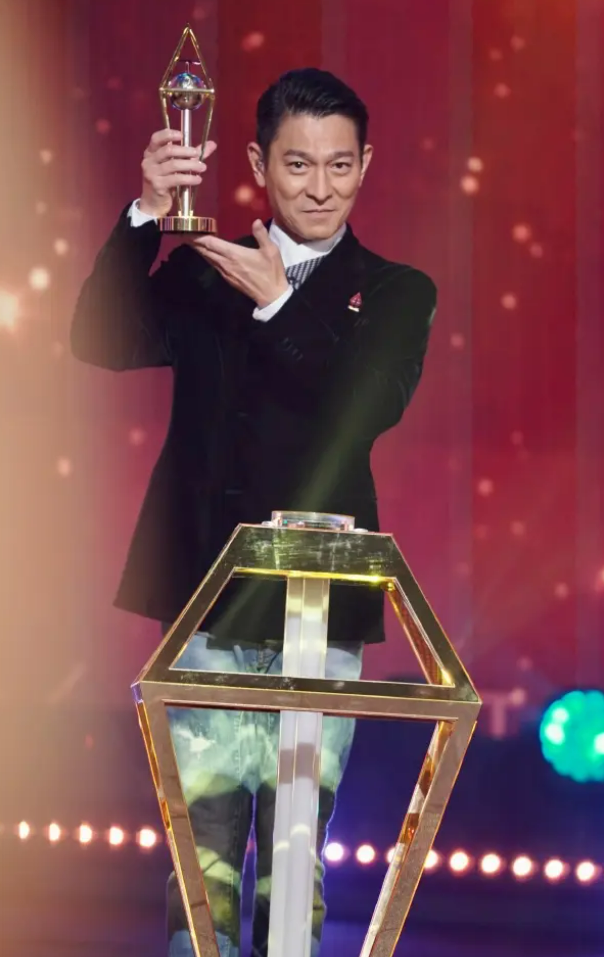 汶川地震募捐晚会，爱的奉献赈灾晚会（4亿人观看刘德华线上演唱会）