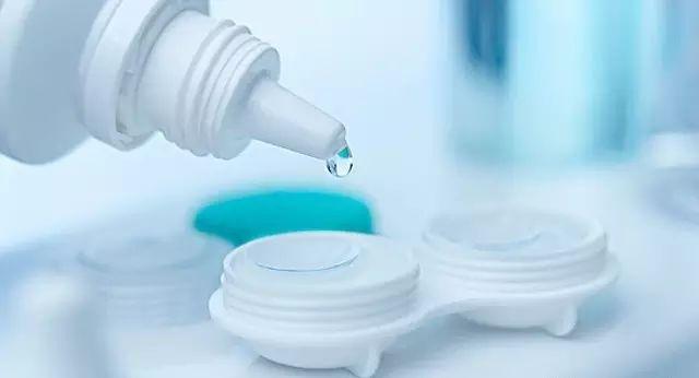 隐形眼镜没有护理液用什么代替，没有护理液用什么泡隐形眼镜（角膜塑形镜的护理液）