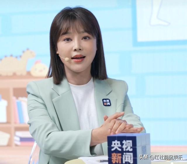央视新闻主播胡蝶主持科普直播，形象风格大变样，不戴假发更好看