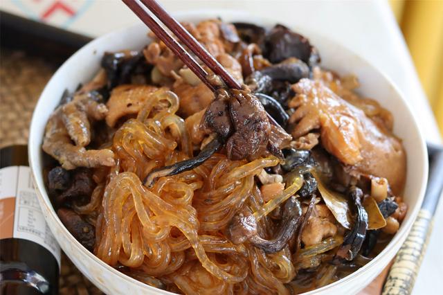 小鸡炖蘑菇用的什么蘑菇，小鸡炖蘑菇的蘑菇是哪一种（做东北菜小鸡炖蘑菇，用什么菇）