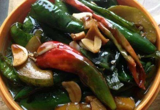 最简单家常腌辣椒，腌辣椒的日常做法（腌制辣椒的方法.）