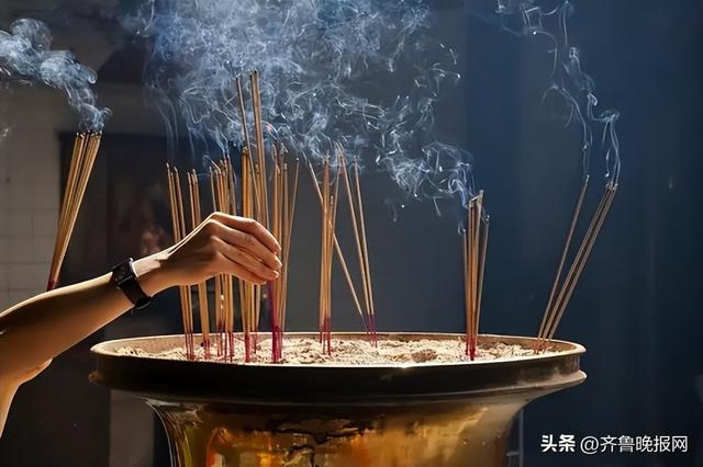 什么时候上香最好，什么时候上香拜佛最好（庙里烧香时间最佳是几点）