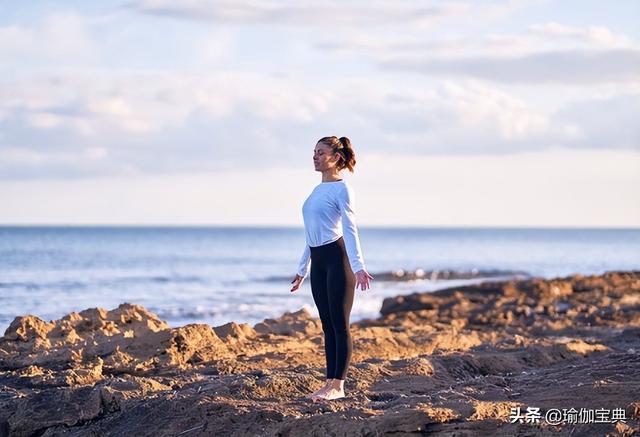 正确的站立姿势，怎样练习站立的正确姿势（你每天应该做的10个瑜伽站立姿势）