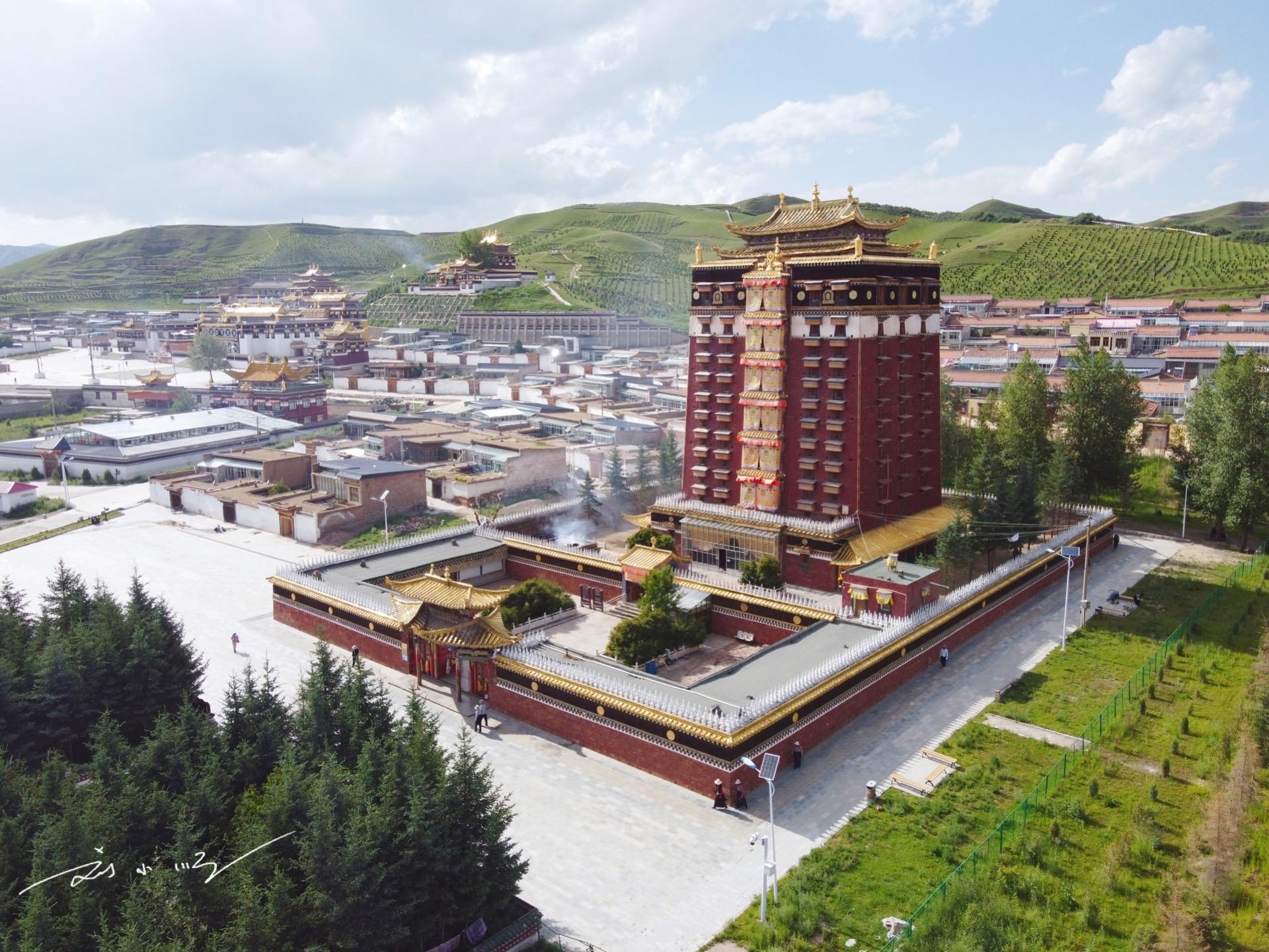 比如,在甘南州的合作市,就有这么一座传统地标建筑,也是游客必来打卡