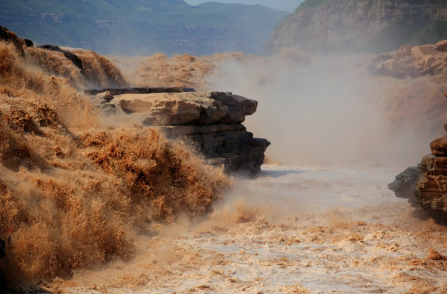 黄河发源于青藏高原的巴颜喀拉山,流域经过国内9省,最终止于山东东营