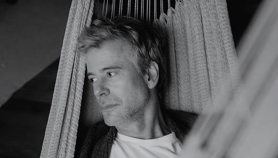 男星伯蒂凌晨坠楼去世!送医抢救无效终年54岁,坠落车库现场曝光