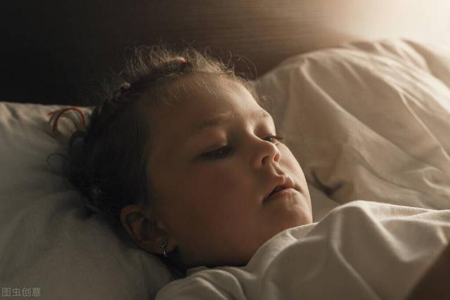 一天睡6小时会影响健康吗，一个人长期睡眠不足6小时（长期睡眠不足6小时的人当心腹泻）