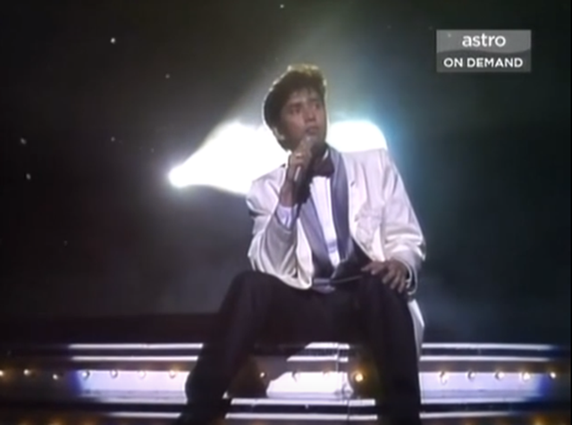 关正杰 - 天籁...星河传说歌词是什么，关正杰金山梦主题曲（香港十大劲歌金曲颁奖典礼-1984年度）