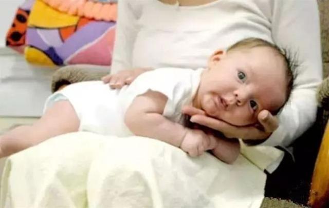 宝宝熟睡中突然呕吐，2岁宝宝熟睡中突然呕吐（宝宝吃奶睡着了）