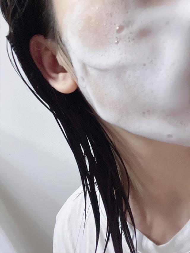 早上洗脸好还是不洗好，早上洗脸好还是晚上洗脸好（早上是用清水洗脸好）