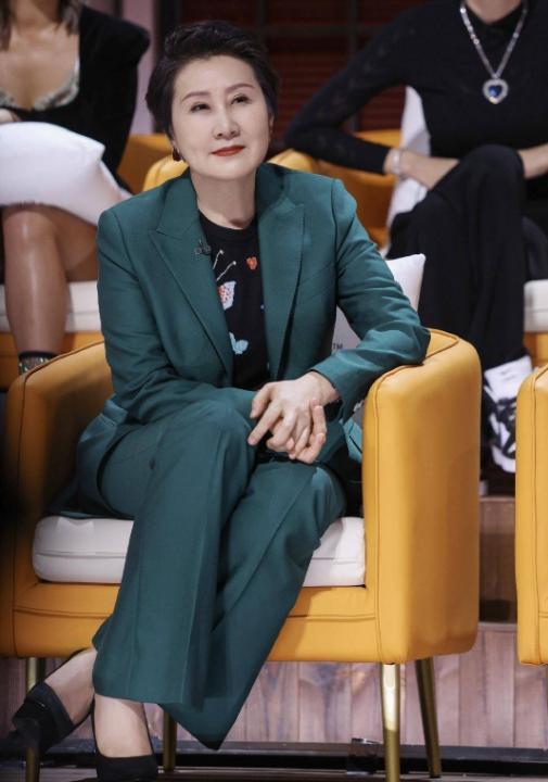 张凯丽气质真不错，墨绿色套装配黑色打底时髦洋气，看着不像59岁
