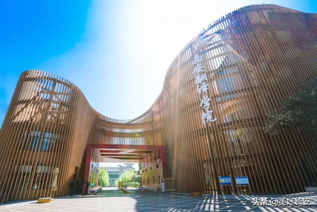 国内哪里可以学习滑翔伞，哪里有学滑翔伞（全国人都想来“蹭吃”“蹭住”“蹭课”的大学）