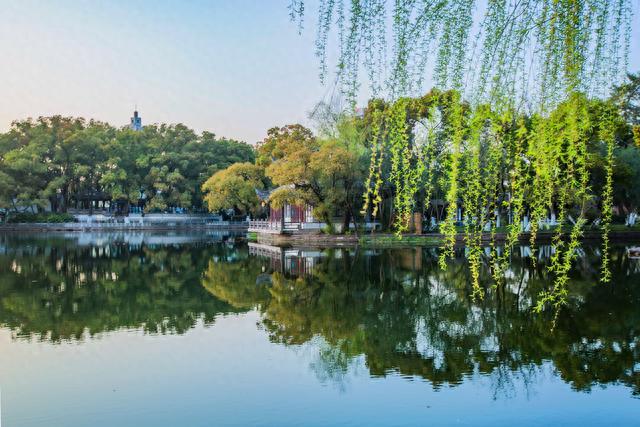 宁波月湖公园，被誉为宁波“小西湖”，是一处不收门票的5A景区