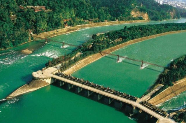 都江堰的作用，李冰主持建造都江堰的作用（都江堰被称为千年奇迹）