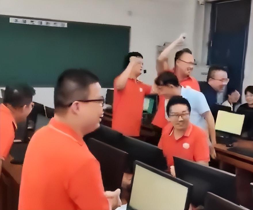学生高考成绩被屏蔽老师激动欢呼