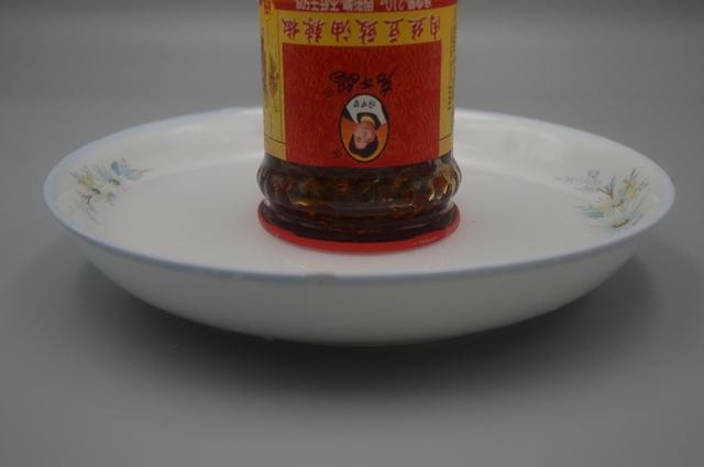 罐头瓶盖打不开小妙招，打不开罐头瓶盖怎么办（原来罐头瓶上有个小机关）