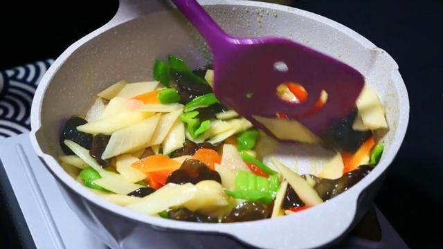 女人吃猪肝有什么好处，猪肝一周吃几次补血（多吃“4红3黑2绿”）