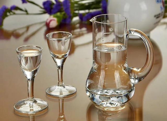 关于烈酒的语录，关于烈酒的语录经典（温酒已成往事，美酒还看今朝）