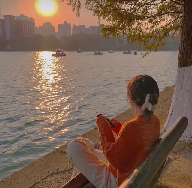 人们把难言的爱都埋入土壤里，微信头像，人们把难言的爱都埋入土壤里（女头‖说出你最爱的那句歌词吧）