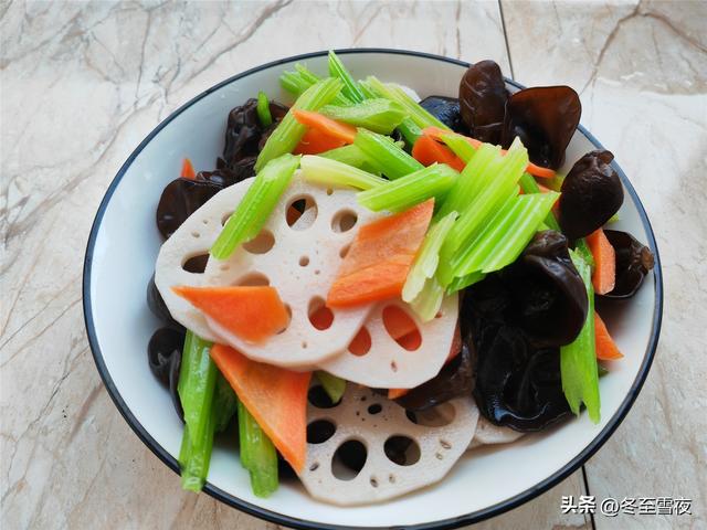 芹菜胡萝卜炒木耳的家常做法，把这四种蔬菜搭配
