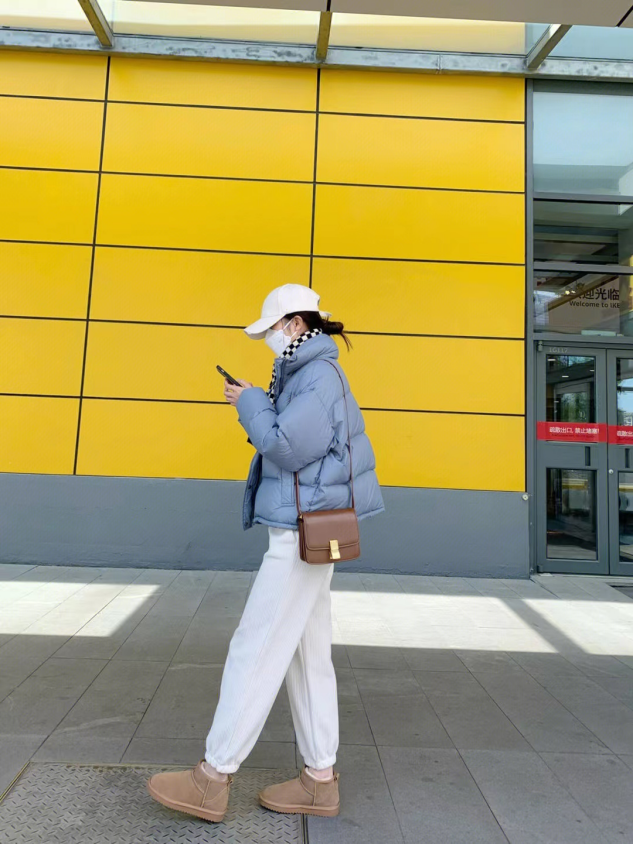 白色外套穿搭，白色外套穿搭图片女（今年羽绒服建议穿“蓝色”）