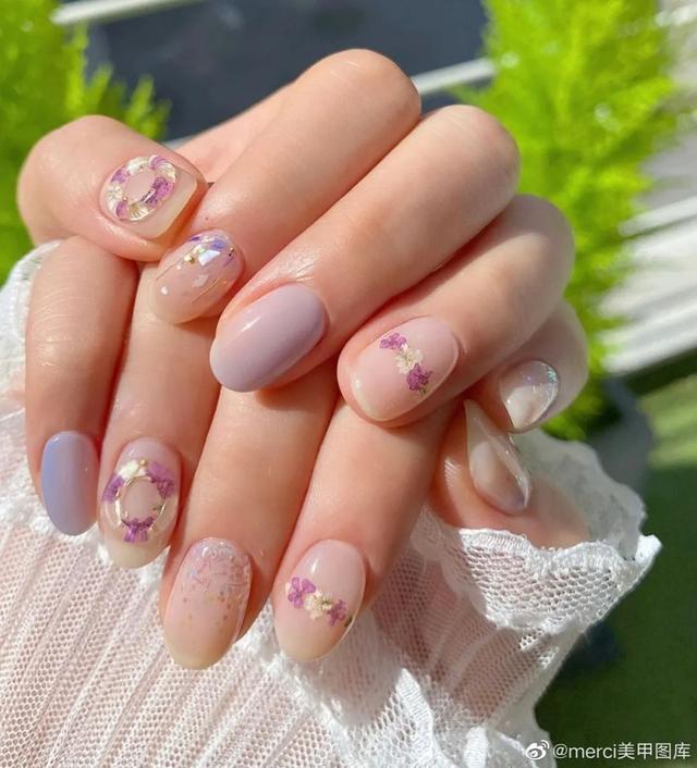 夏天做指甲什么颜色显手白，适合夏天美甲颜色显白（不挑甲型，显白显手细）