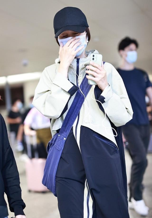 灰色卫衣怎么穿时髦，灰色卫衣穿什么外套（袁泉的穿衣技巧真值得一学）