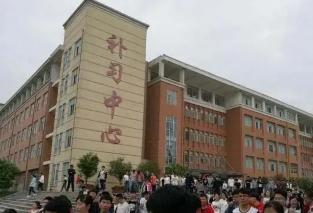 六安市毛坦厂中学，六安市毛坦厂中学实验学校（毛坦厂中学：流水线上的考生）