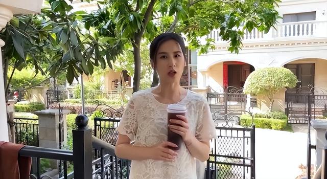"卑微阔太"黄圣依：两亿零花钱却下跪赵本山，婚后亲自为婆婆洗澡