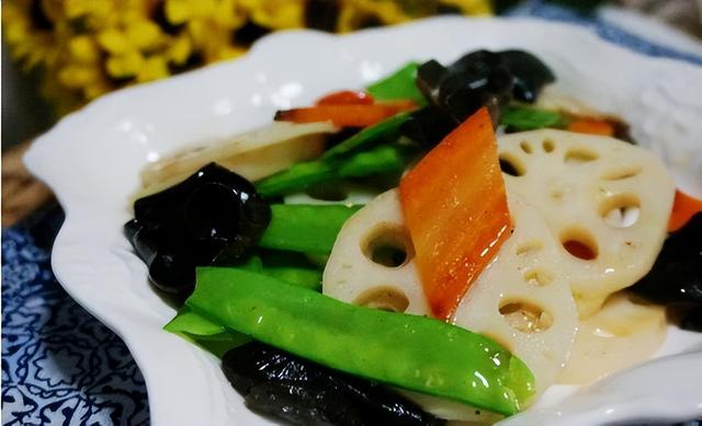 杏鲍菇要煮多久，捞在冷水中“备用”（杏鲍菇怎么做最好吃又简单 视频）