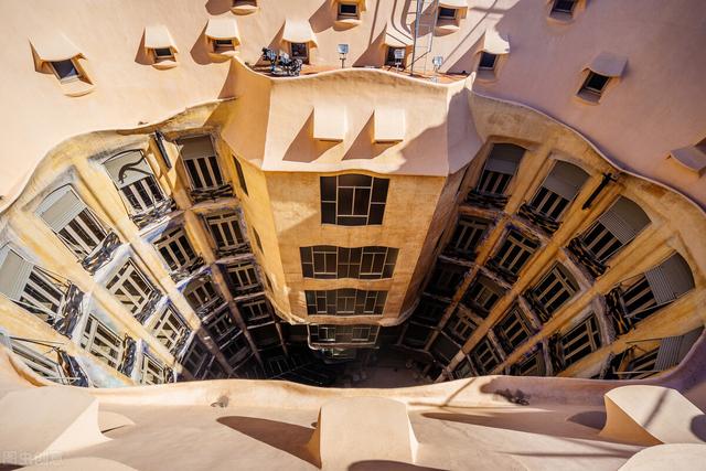 西班牙巴塞罗那，西班牙首都哪马德里还是巴塞罗那（巴塞罗那的高迪建筑历史文化、简介）