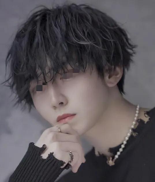 男生卷发教程，男生卷发造型教学视频（原来男生烫发这么帅气）