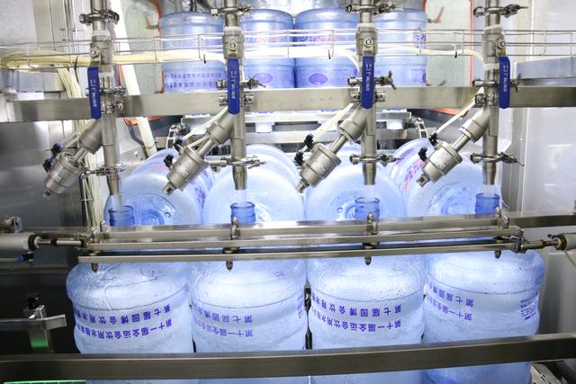 桶装纯净水价格，桶装纯净水价格区别（纯净水设备使用时应注意哪些事项）