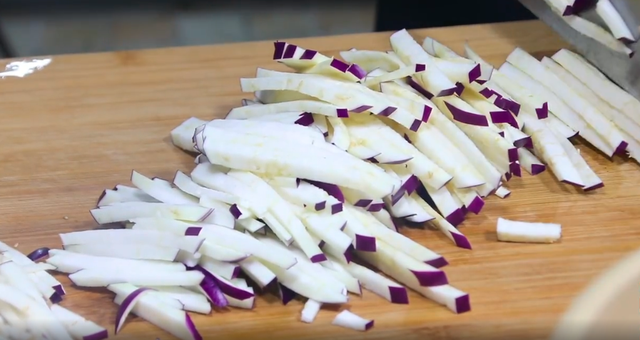 茄子鸡蛋的做法，茄子加鸡蛋的做法（茄子切成丝淋上鸡蛋）